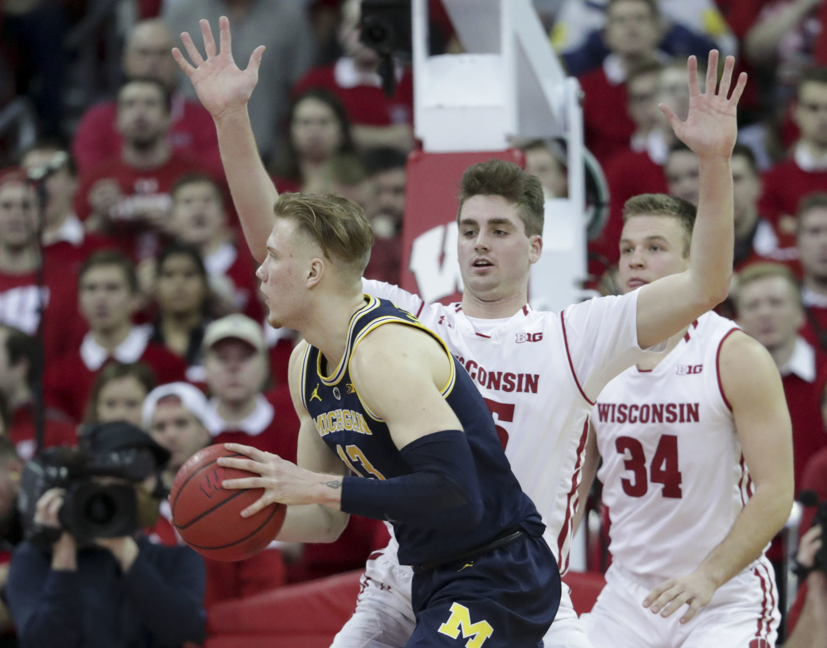 Badgers 64, No. 2 Wolverines 54